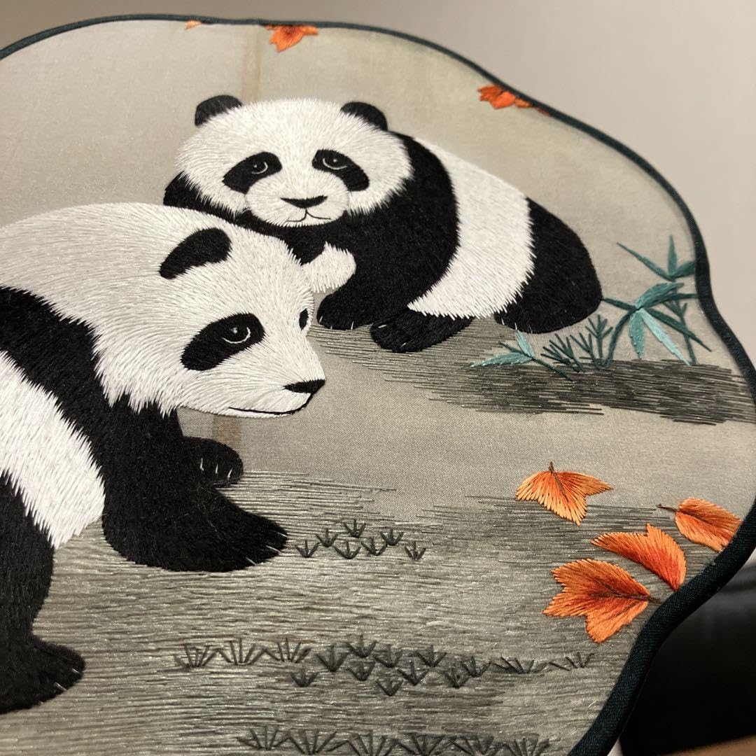 新品❗️中国パンダ手刺繍　蘇州刺繍 新品未使用】両面刺繍(パンダ） 置物 蘇州刺繍 中国 手工芸品